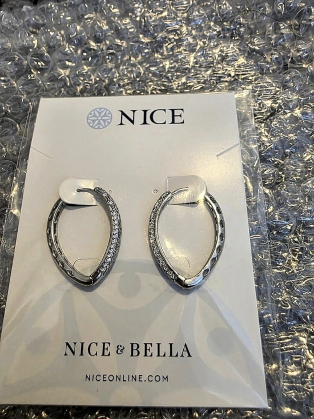 Nice & Bella Rhodium plated heart earrings with cutout and sparkling finish 1 cm